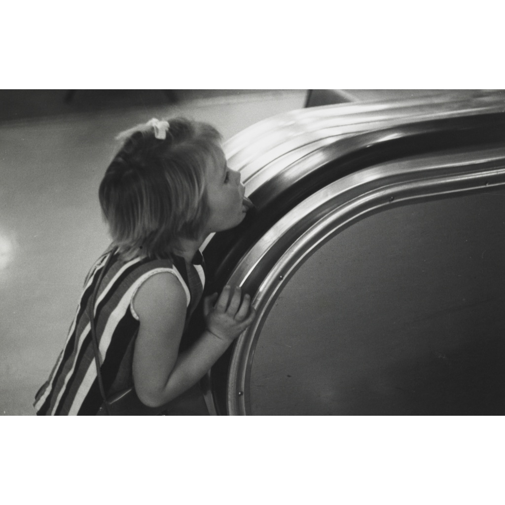 Escalator handrails cleaning