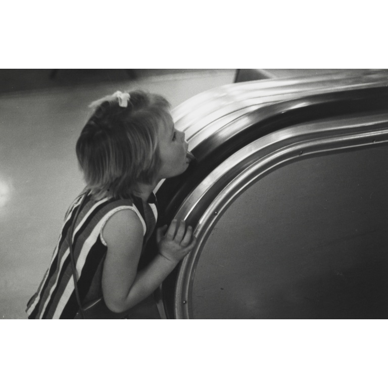 Escalator handrails cleaning